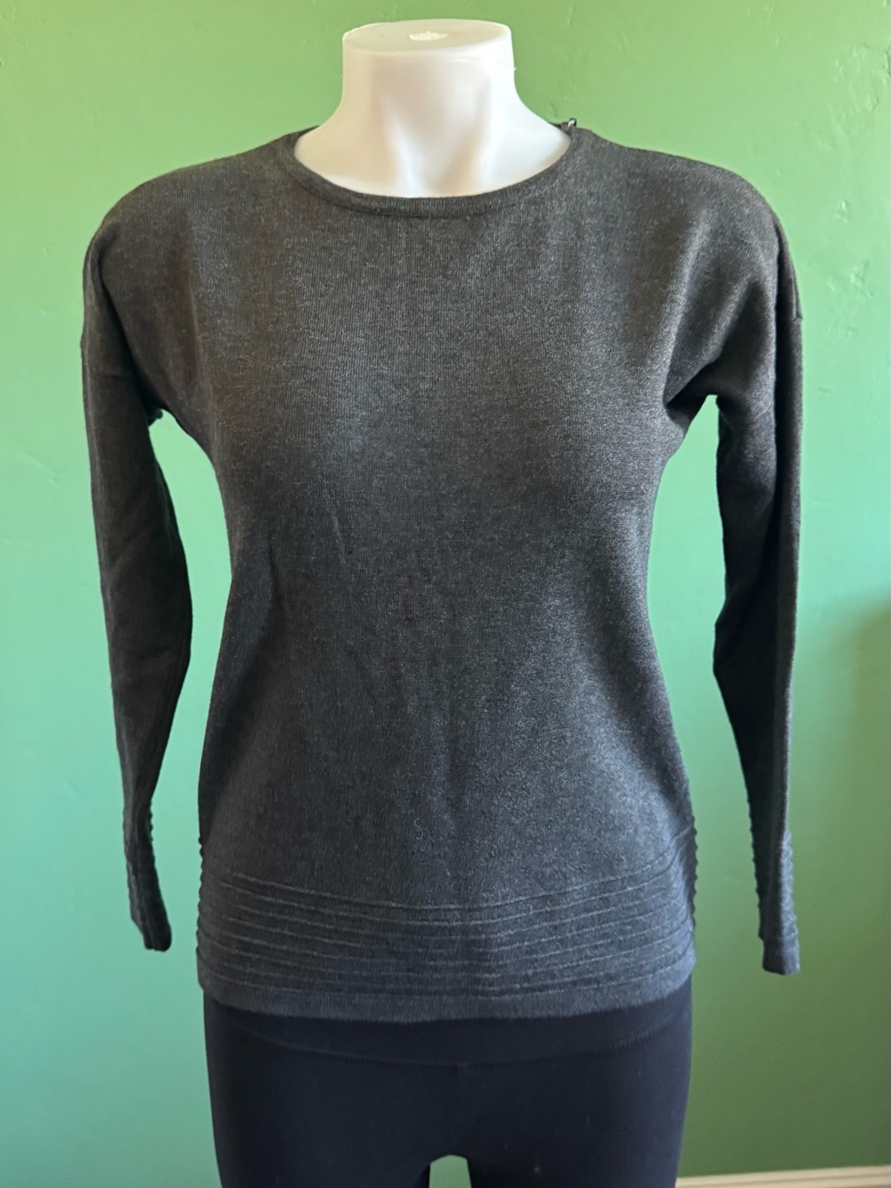 Charcoal Gray Long Sleeve Knit Sweater Top with Ribbed Cuffs Sz XS